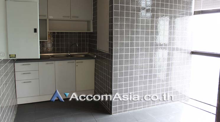 7  Studio Office Space For Rent in Sukhumvit ,Bangkok BTS Ekkamai at Modern Town Building AA17506